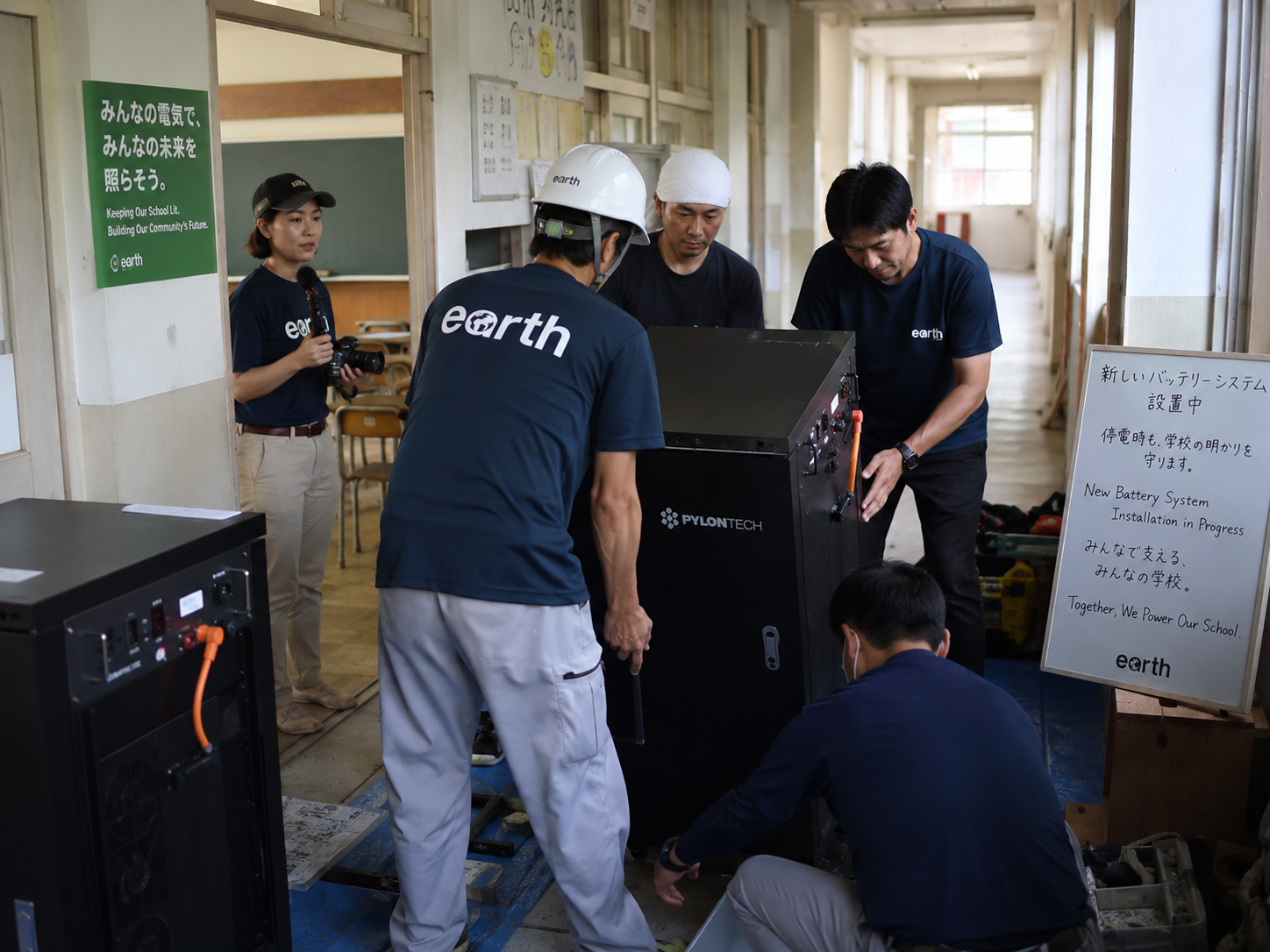 学校に第二蓄電池を設置する作業