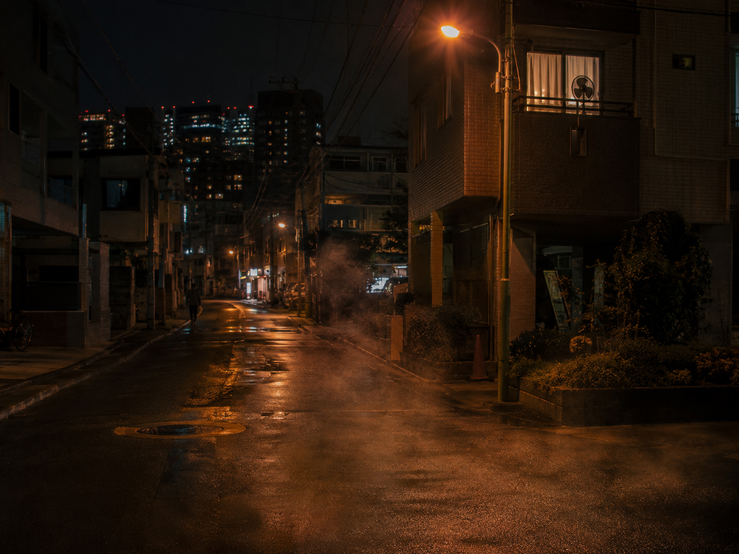 夜になっても冷えない都市のアスファルトと熱