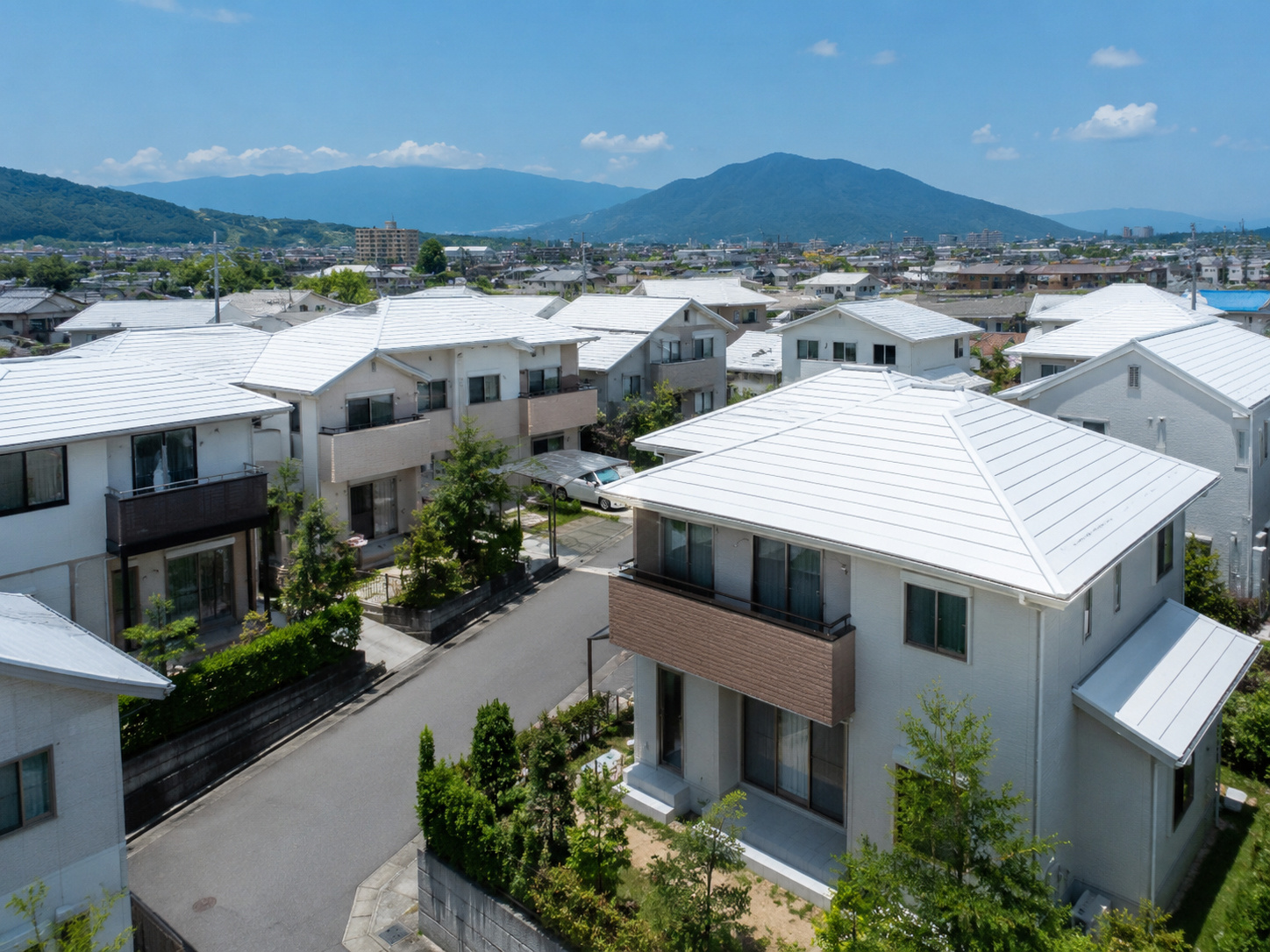 白い屋根と断熱された涼しい住宅